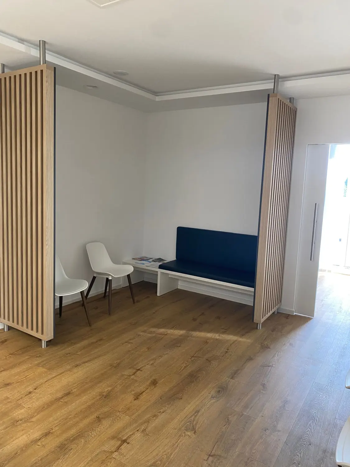 Facharztpraxis für Innere Medizin/Pneumologie – Diagnostik und Therapie - Sitzbereich mit weißen Stühlen