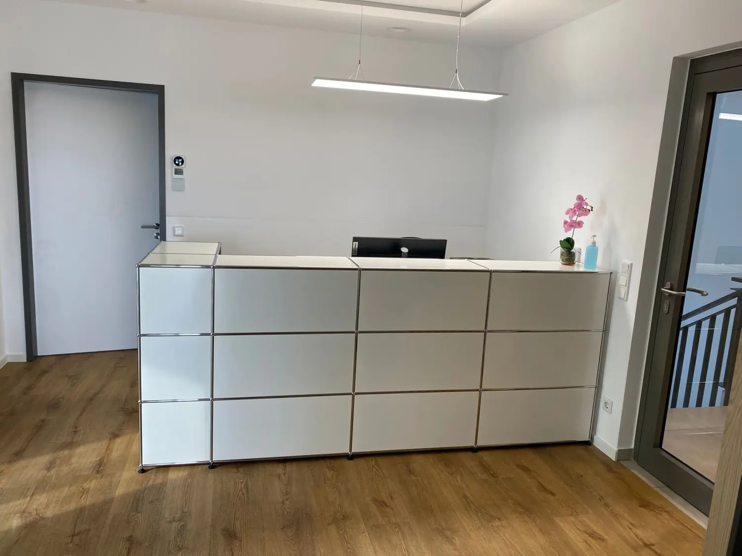 Facharztpraxis für Innere Medizin/Pneumologie – Diagnostik und Therapie - Empfangsbereich mit Schreibtisch und Stuhl