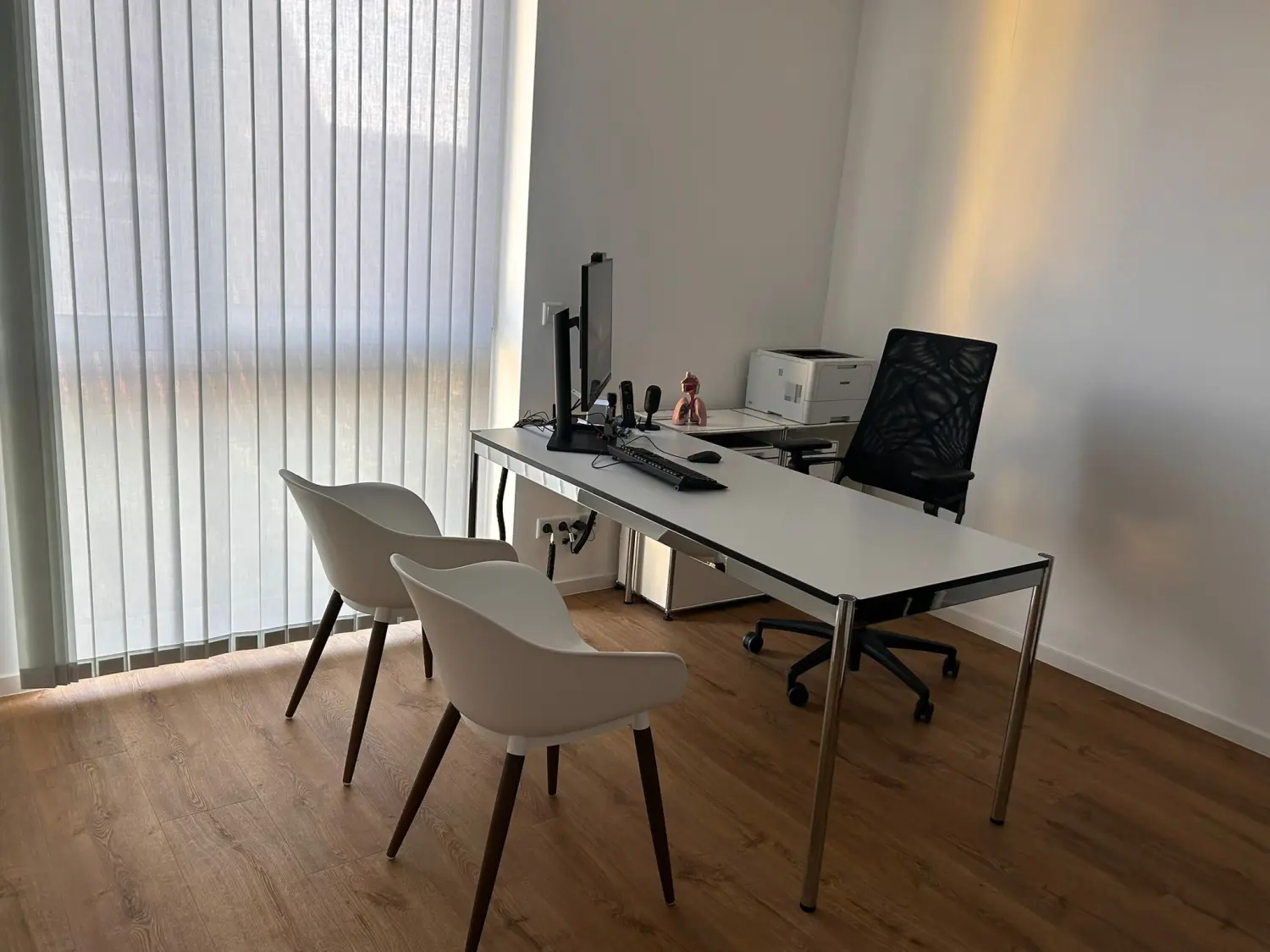 Facharztpraxis für Innere Medizin/Pneumologie – Diagnostik und Therapie - Ein Behandlungszimmer mit Computermonitor, Tastatur und Drucker auf einem Schreibtisch und Stühlen